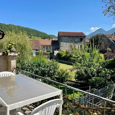 La Petite Ourse Maison De Village A Oust Extérieur photo